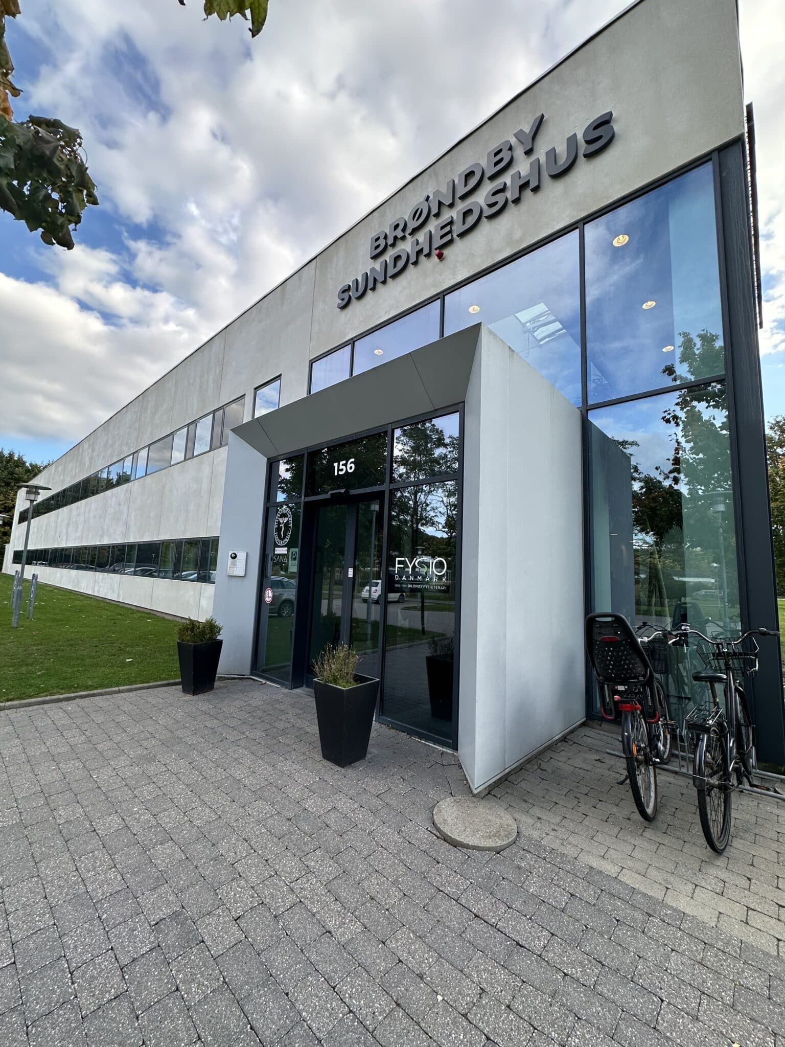 Indgangen til Brøndby Sundhedshus med cykelparkering foran
